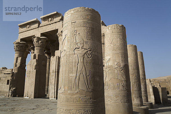 Säulen mit Flachrelief  Vorhof  Tempel von Haroeris und Sobeck; Kom Ombo  Ägypten'.