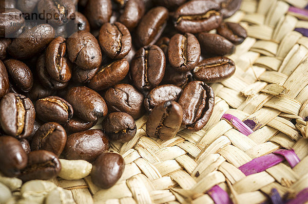 Detail von gerösteten äthiopischen Kaffeebohnen auf geflochtener Strohplatte; Takoma Park  Maryland  Vereinigte Staaten von Amerika'.