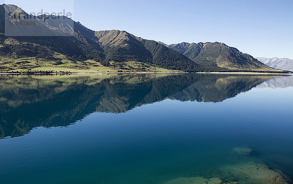 Hawea-See mit Spiegelung der Berge; Südinsel  Neuseeland'.