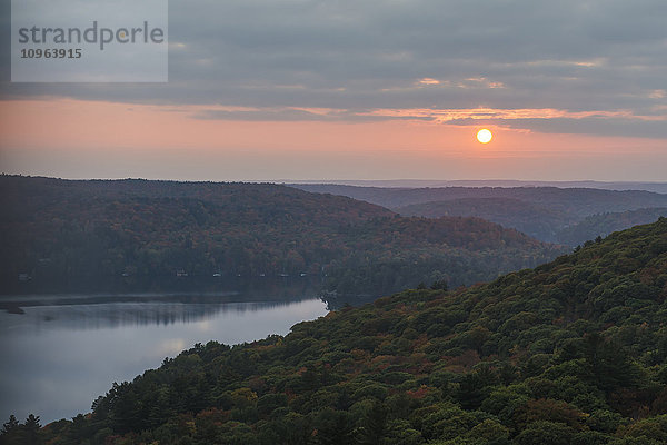 Sonnenuntergang über den endlosen herbstlich gefärbten Wäldern und Seen der Algonquin Highlands; Ontario  Kanada'.