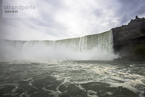 Schäumende Wasserwand der Niagarafälle; Niagarafälle  Ontario  Kanada'.