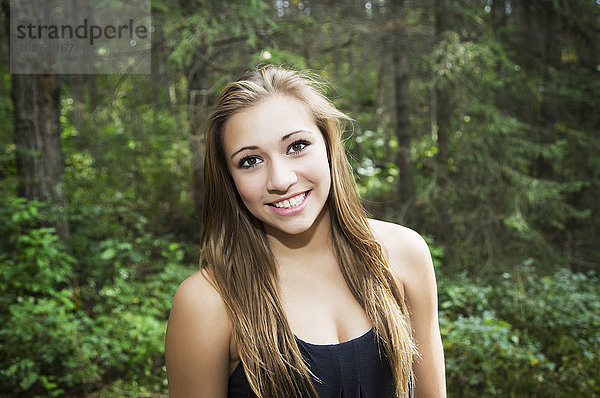 Hübsches Mädchen im Teenageralter  das für ein Foto posiert  während es in einem Park spazieren geht; Edmonton  Alberta  Kanada'.