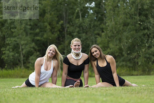 Drei jugendliche Turnerinnen posieren im Freien nach dem Training in einem Park; Edmonton  Alberta  Kanada'.