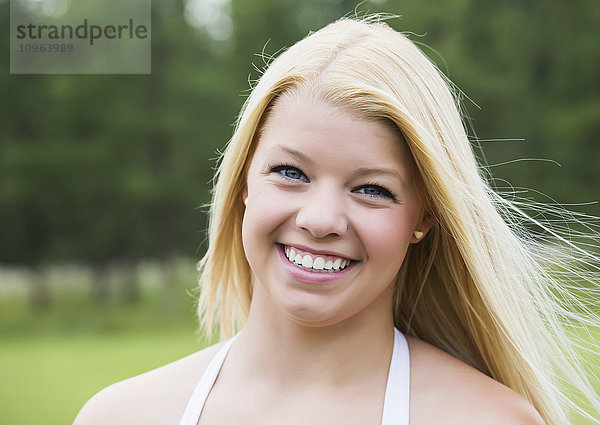 Porträt eines Teenagers mit langen blonden Haaren; Edmonton  Alberta  Kanada'.
