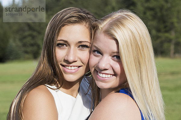 Zwei Freundinnen verbringen Zeit miteinander in einem Park und posieren für ein Foto; Edmonton  Alberta  Kanada'.