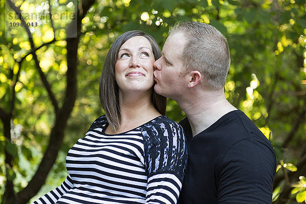 Porträt eines Paares  das ein Baby erwartet; Langley  British Columbia  Kanada'.