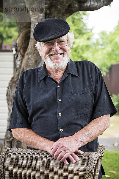 Porträt eines älteren Mannes mit Bart  Hut und Brille; Maple Ridge  British Columbia  Kanada'.