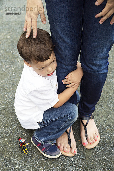 Ein kleiner Sohn hält sich am Bein seiner Mutter fest; Chilliwack  British Columbia  Kanada'.
