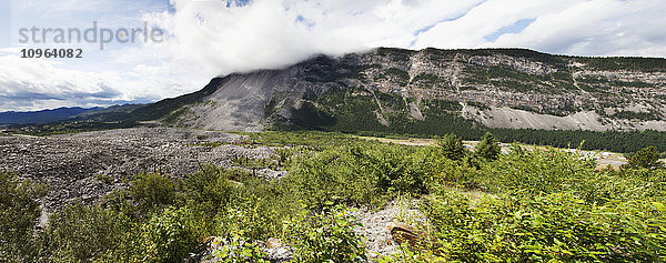 Ein Panoramafoto der Frank Slide Site in Crowsnest Pass; Alberta  Kanada