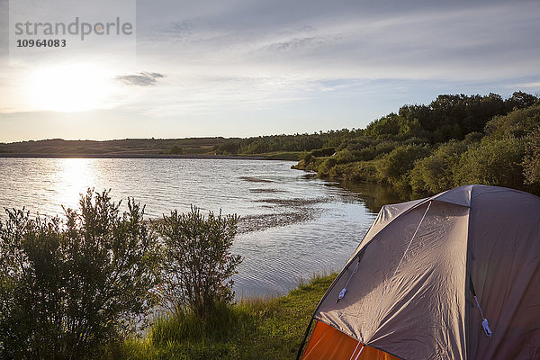 Beobachtung des Sonnenaufgangs von einem Campingplatz am Payne Lake  Cardston County; Alberta  Kanada.