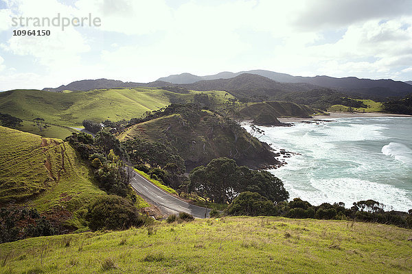 Straße an einer bergigen Küste; Nordinsel  Neuseeland'.