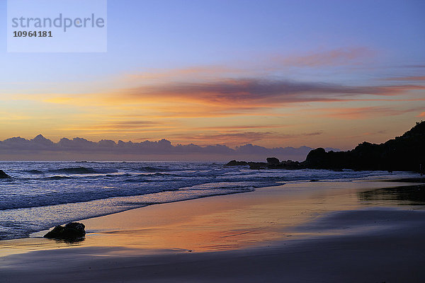 Sonnenaufgang am Strand von Port Macquarie; Port Macquarie  New South Wales  Australien'.