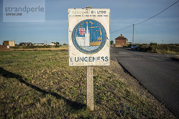 Straßenschild am Ortseingang von Dungeness; Dungeness  Kent  England'.