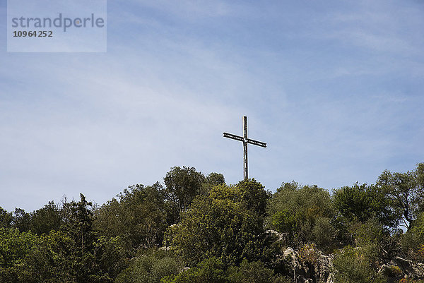 Ein Kreuz auf dem Hügel oberhalb von La Granja  einem lebenden mallorquinischen Museum; Esporles  Mallorca'.