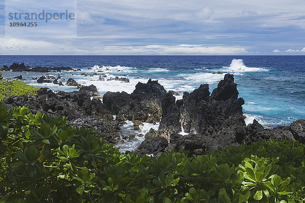 Brandung am Lavafelsenufer im Laupahoehoe Point County Park an der Hamakua-Küste; Insel Hawaii  Hawaii  Vereinigte Staaten von Amerika'.