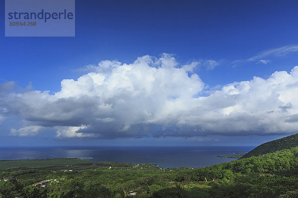 Kumuluswolken über der historischen Kealakeku-Bucht  der Stätte von Kapitän Cooks Tod und seinem Denkmal; Kona  Insel Hawaii  Hawaii  Vereinigte Staaten von Amerika'.