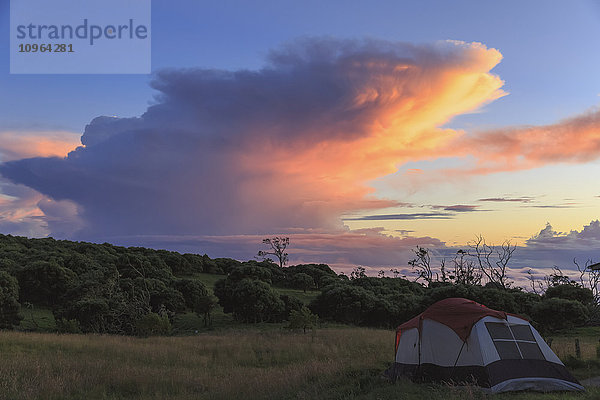 'Campingplatz im Keanakolu State Park mit Kumulonimbuswolken bei Sonnenaufgang; Insel Hawaii  Hawaii  Vereinigte Staaten von Amerika'.