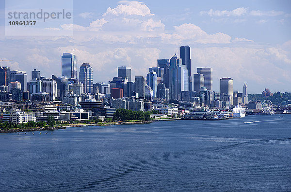 Seattle Waterfront  Riesenrad und Oceania-Kreuzfahrtschiff entlang der Küste; Seattle  Washington  Vereinigte Staaten von Amerika'.