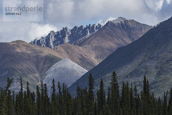 Farbenfrohe Berge entlang des Wind River im Peel Watershed; Yukon  Kanada'.