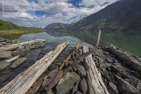 Ein altes Dock und ein verrostetes Gerät am Ufer des Windy Arm  in der Nähe von Carcross; Yukon  Kanada'.