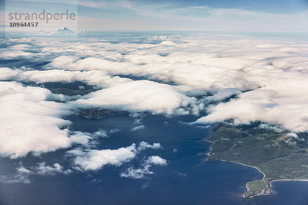 Luftaufnahme von Popof Island  tief hängende Wolken verdecken die Insel  Sand Point  Südwest-Alaska  USA  Sommer'