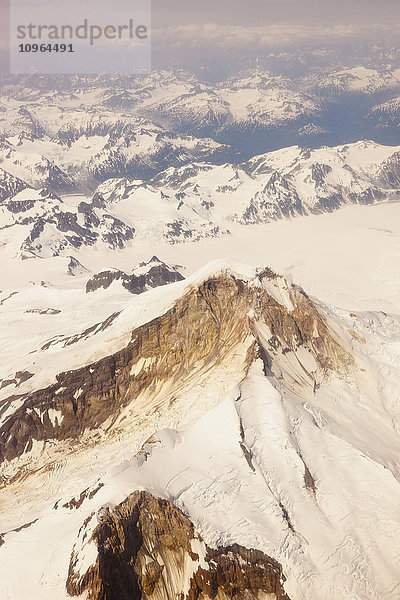 Luftaufnahme von schneebedeckten Bergen und kahlen Felsgipfeln der Aleuten  Alaska-Halbinsel  Südwest-Alaska  USA  Sommer