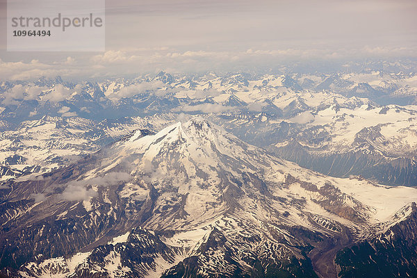 Luftaufnahme des schneebedeckten Berges Iliamna und der umliegenden Berge der Aleuten  Alaska-Halbinsel  Südwest-Alaska  USA  Sommer'.