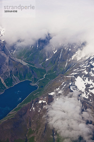 Luftaufnahme von Wolken  die die Gipfel verdecken  mit einem üppig grünen Tal und einem See im Vordergrund  Aleutian Range  Alaska-Halbinsel  Südwest-Alaska  USA  Sommer'