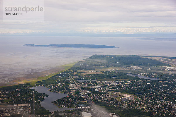 Luftaufnahme der Sand Lake Neighborhood von Anchorage  Fire Island  Kincaid Park und der internationale Flughafen von Anchorage im Hintergrund  Southcentral Alaska  USA  Sommer'