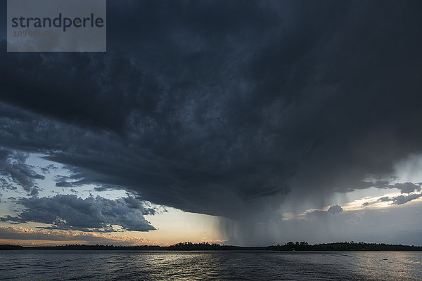 Ominöse dunkle Sturmwolke und Regen über einem See; Ontario  Kanada'.