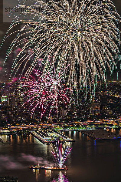 Fourth of July Macy's fireworks over the East River; New York City  New York  Vereinigte Staaten von Amerika'.