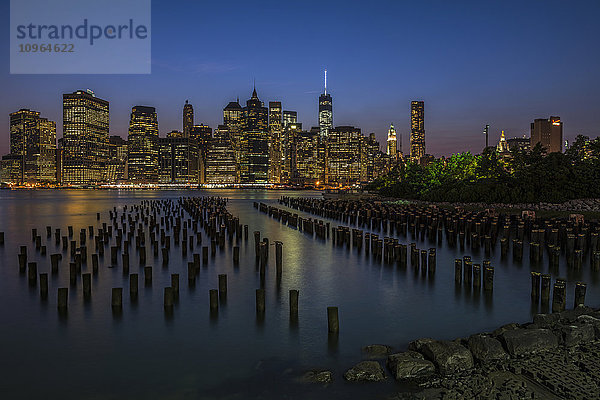 Skyline von Manhattan in der Dämmerung  Brooklyn Bridge Park; Brooklyn  New York  Vereinigte Staaten von Amerika'.
