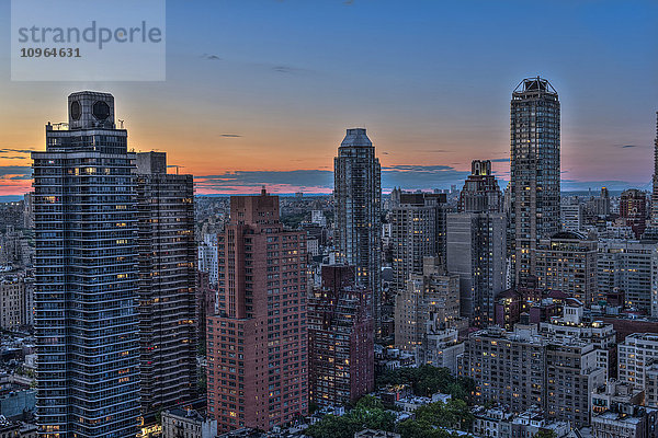 Midtown Manhattan bei Sonnenuntergang; New York City  New York  Vereinigte Staaten von Amerika'.