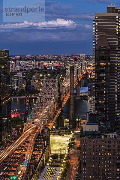 Queensboro (59th Street) Bridge in der Dämmerung; New York City  New York  Vereinigte Staaten von Amerika'.