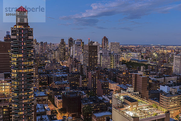 Midtown Manhattan in der Dämmerung; New York City  New York  Vereinigte Staaten von Amerika'.