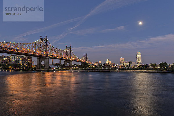 Mondaufgang über der Queensboro (59th Street) Bridge und dem Citibank Building; Queens  New York  Vereinigte Staaten von Amerika'.