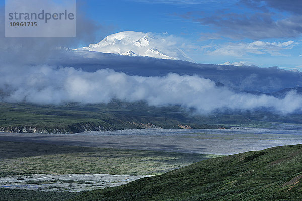 Denali taucht aus dem Morgennebel auf  gesehen vom Eielson Visitor Center  Denali National Park; Alaska  Vereinigte Staaten von Amerika'.