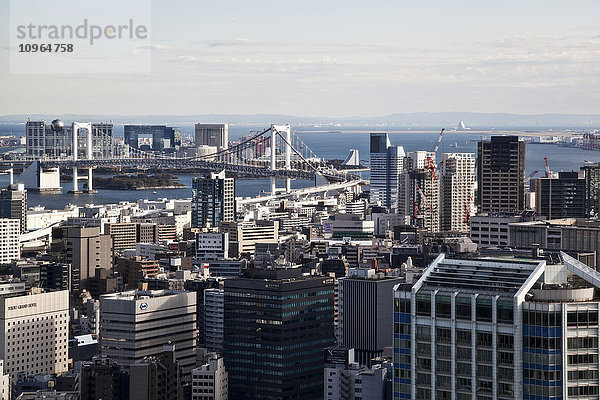 Stadtbild von Tokio mit Blick auf eine Brücke und das Meer; Tokio  Japan'.