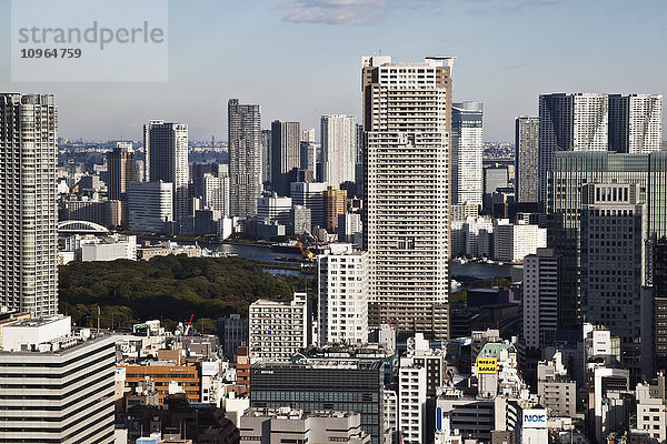 Wolkenkratzer in einer dichten Stadt mit blauem Himmel; Tokio  Japan'.