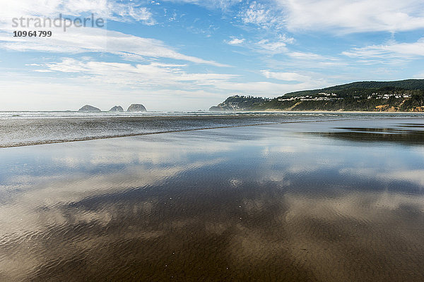 Der Strand spiegelt sich in der Nähe der Netarts Bay an der Küste von Oregon; Netarts  Oregon  Vereinigte Staaten von Amerika'.