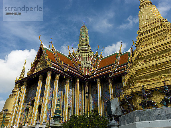 Verziertes Gebäude und Goldstrukturen mit Statuen  Tempel des Smaragdbuddhas (Wat Phra Kaew); Bangkok  Thailand'.