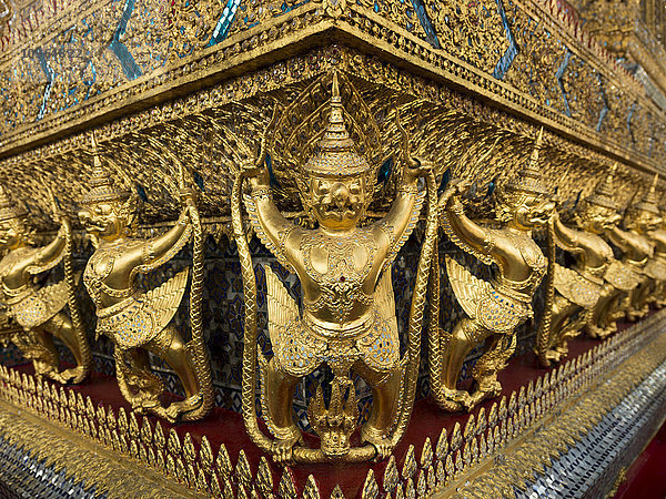 Goldstatuen in einer Reihe  Tempel des Smaragdbuddhas (Wat Phra Kaew); Bangkok  Thailand'.