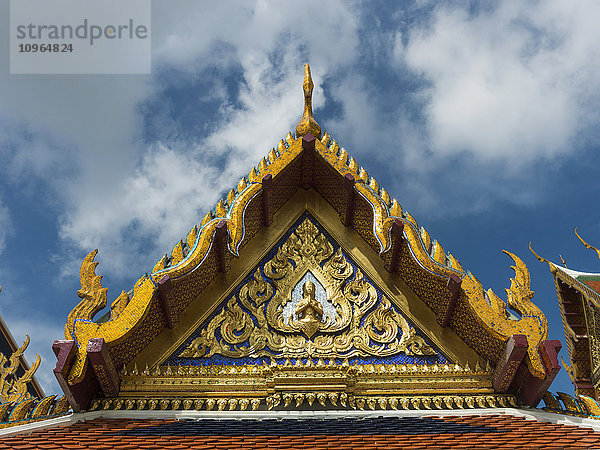 Verziertes und farbenfrohes Spitzdach eines Gebäudes  Tempel des Smaragdbuddhas (Wat Phra Kaew); Bangkok  Thailand'.