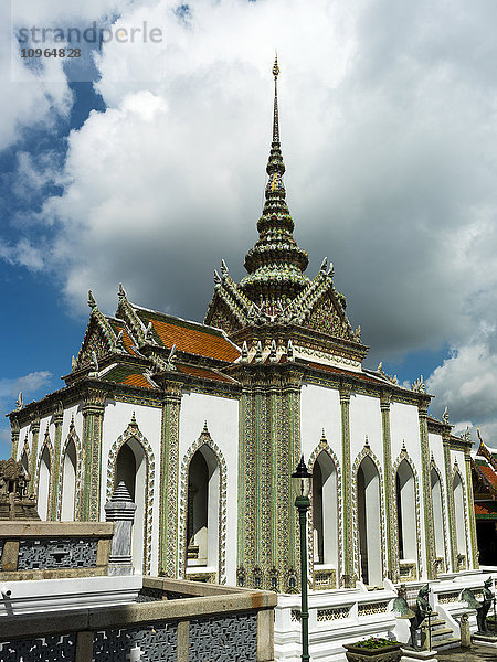 Weißes Gebäude mit verschnörkeltem Dach und Turmspitze; Bangkok  Thailand