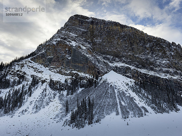 Schroffer Berg mit Schnee im Winter; Lake Louise  Alberta  Kanada'.