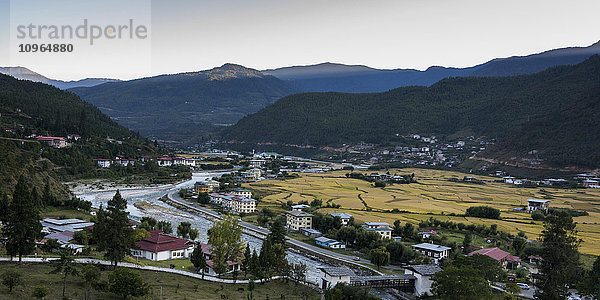 Fluss und Gebäude im Paro-Tal; Paro  Bhutan'.