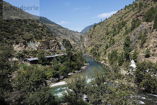 Fluss  der durch ein Tal fließt; Bhutan'.