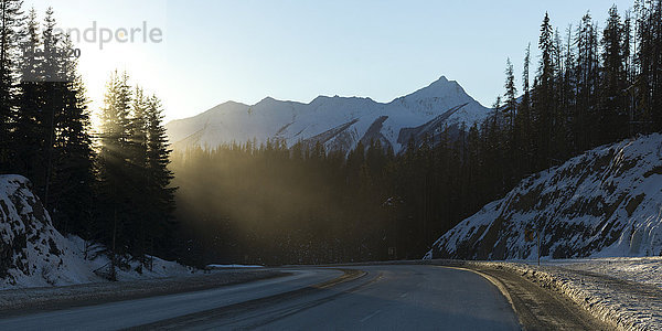 Ein Highway im Yoho-Nationalpark im Winter; British Columbia  Kanada'.