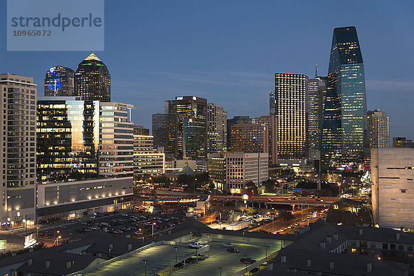 Gebäude beleuchtet in der Abenddämmerung; Dallas  Texas  Vereinigte Staaten von Amerika'.