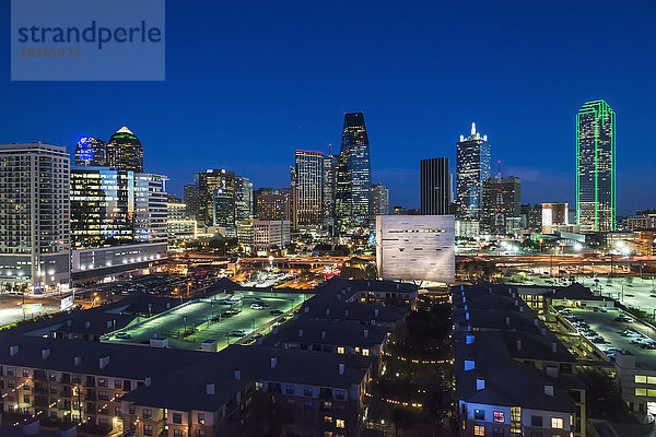 Gebäude beleuchtet in der Abenddämmerung; Dallas  Texas  Vereinigte Staaten von Amerika'.